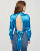 Miss Selfridge - Højhalset bluse med åben ryg i blå