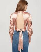 Miss Selfridge - Cropped bluse i rosa satin med åben ryg-Neutral