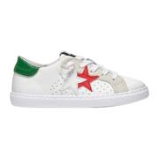 Hvide flade sko med grøn hæl og præget stjernedesign