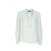 Bluse med samlet V-hals og metalcharms