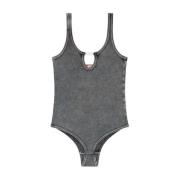 Ribbet tanktop med oval metalplade