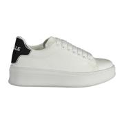 Sporty hvide sneakers med kontrastdetaljer