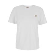 Hvid T-shirt med metallisk logo plakette