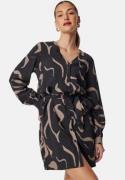 Object Collectors Item Objjacira L/S V-NECK SHORT DRESS Black/AOP Desert Taupe 34