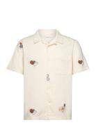 Box Fit Short Sleeve Shirt With Emb Tops Shirts Short-sleeved Cream Knowledge Cotton Apparel