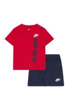 Nkb B Nsw Gfx Ft Short Set Sport Sets With Short-sleeved T-shirt Red Nike