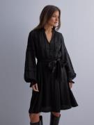 Neo Noir - Langærmede kjoler - Black - Ditte Satin Dress - Kjoler - Long sleeved dresses