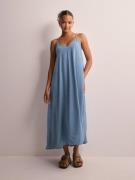 Only - Maxikjoler - Light Blue Denim - Onllaia Sl String Long Dnm Dress Qy - Kjoler - Maxi Dresses