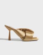 Nelly - Guld - Twisted Volume Heel