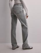 Nelly - Grå - Low Waist Straight Leg Jeans