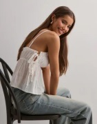 Nelly - Hvid - Flowy Detail Top